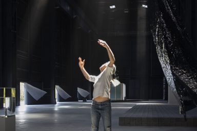 Pioverà, choreography by Anne Teresa De Keersmaeker inside the exhibition “Grand Bal” by Ann Veronica Janssens, Pirelli HangarBicocca, Milan