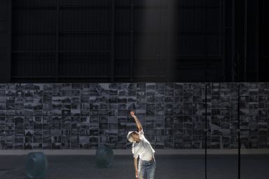 Pioverà, choreography by Anne Teresa De Keersmaeker inside the exhibition “Grand Bal” by Ann Veronica Janssens, Pirelli HangarBicocca, Milan